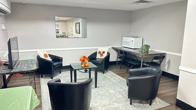 Building Photo - 1025 Hancock St