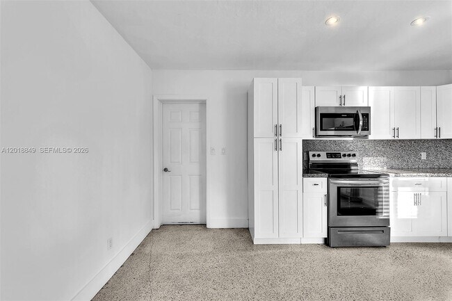 Building Photo - 1550 SW 23rd Ct