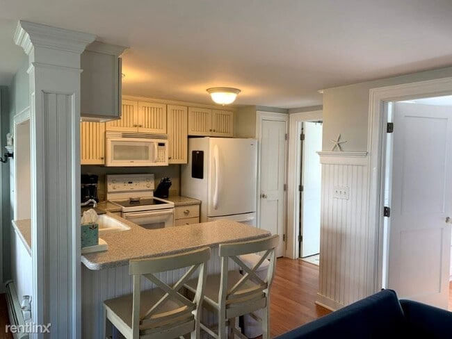 Building Photo - 2 br, 1 bath Apartment - 8 Pine Tree Avenue