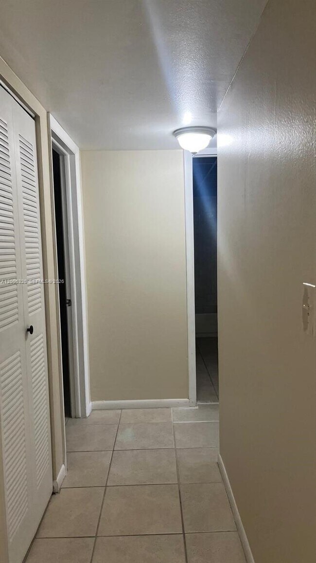 Building Photo - 10625 SW 112th Ave