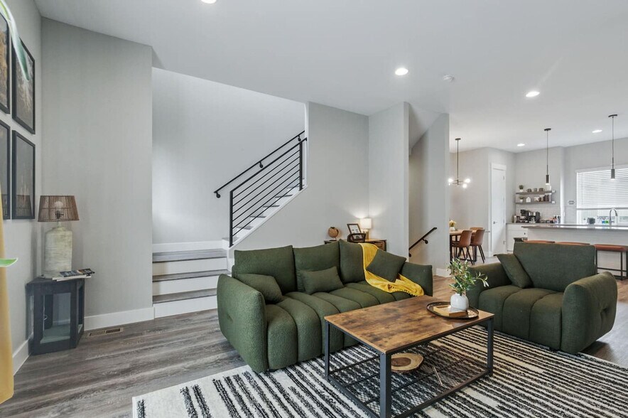 Primary Photo - 6029 Benton St