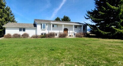 Building Photo - This is a beautiful Farmhouse on 5 Acres.
