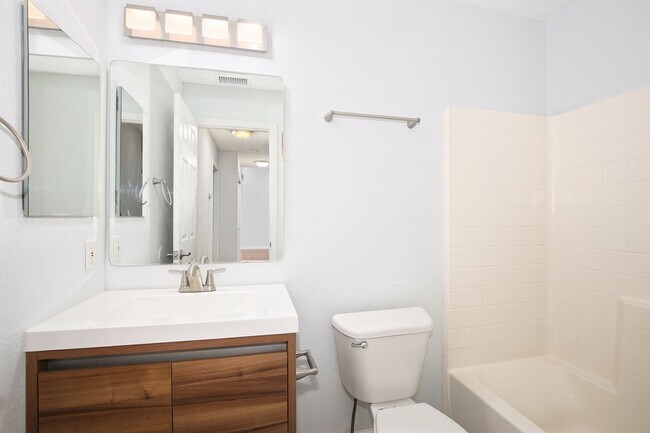 Building Photo - Beautiful 3 bed / 2 bath duplex in Uptown Neighborhood!