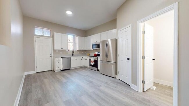 Building Photo - Renovated 4Bd 2.5 Bth Town Home Near Soula...