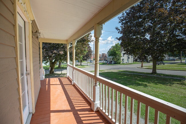 Building Photo - 399 S Division St