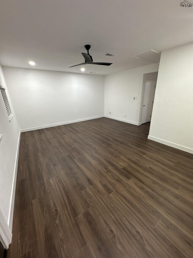 Building Photo - 4126 Lenore Dr