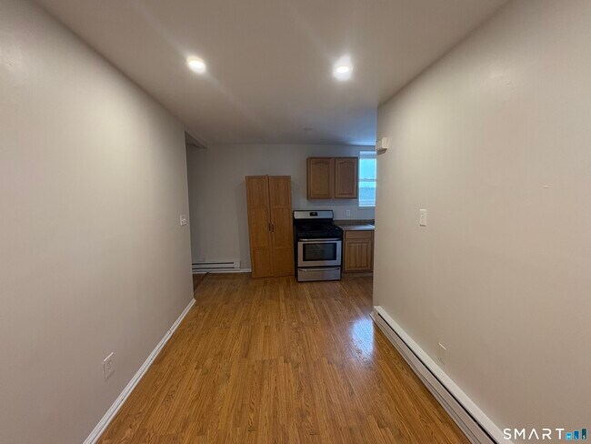 Building Photo - 568 Newfield Ave