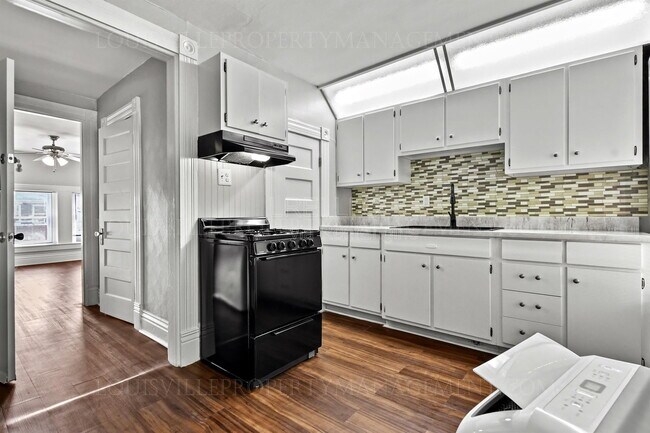 Building Photo - 319 W Lee St