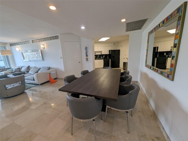 Building Photo - 5161 Collins Ave