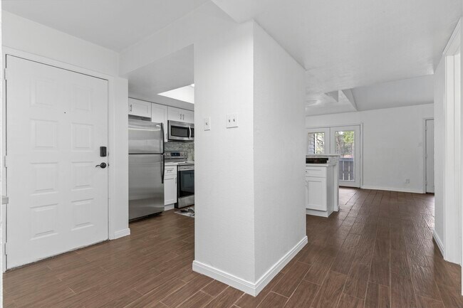 Building Photo - 4444 Victory Dr