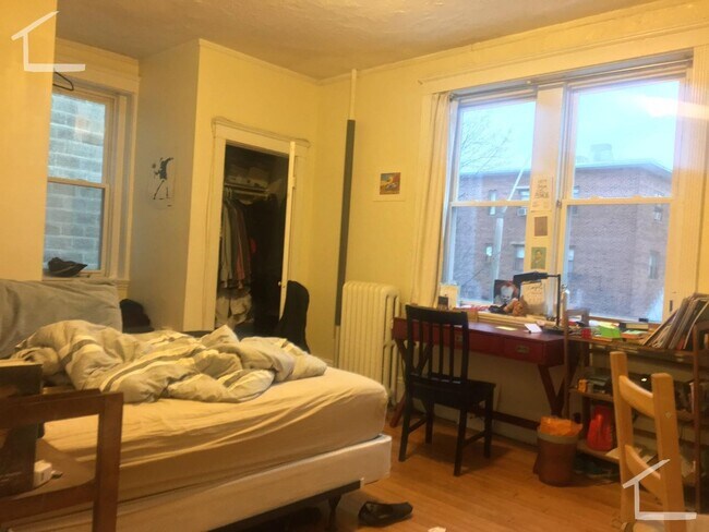 Building Photo - Great location in Brookline for BU... 2 bed 1 bath!!