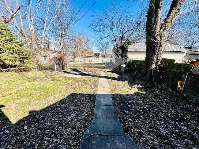 Building Photo - 3 Bedroom near UofL and Churchill Downs!