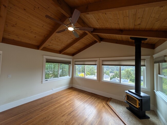 Building Photo - 6688 Estates Dr