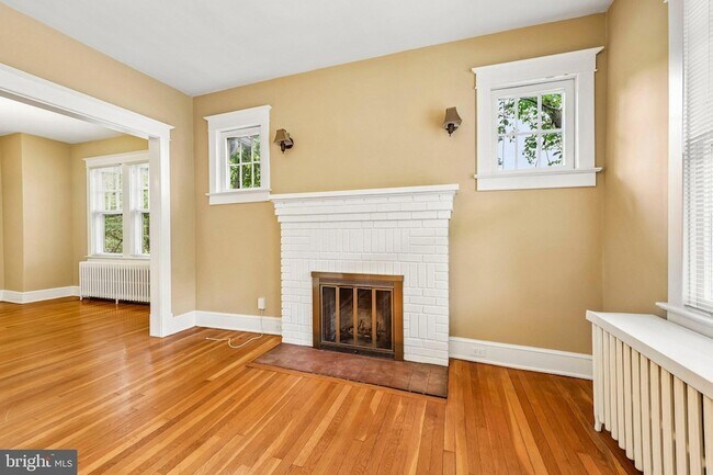 Building Photo - 526 N Ivy St