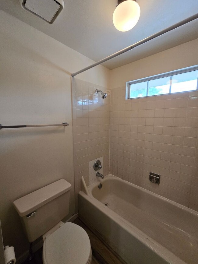 Building Photo - Stunning Townhome with Prime Location and ...