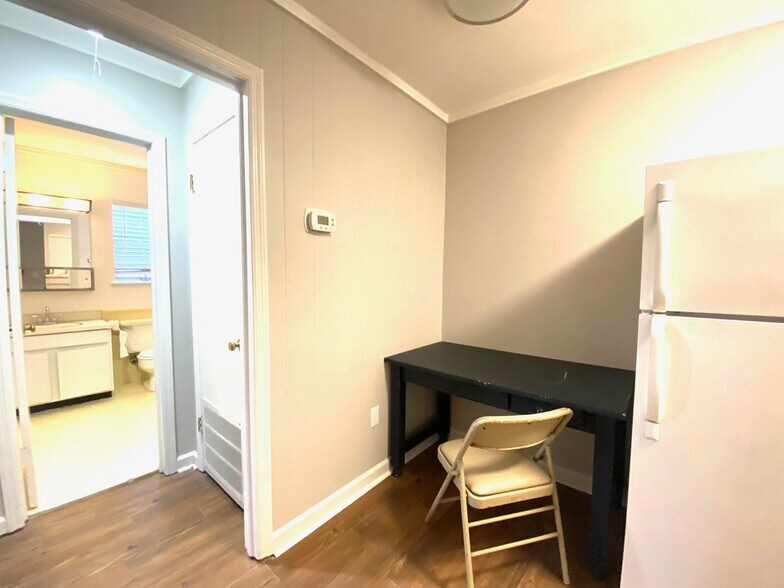 Building Photo - 867 Colony Dr