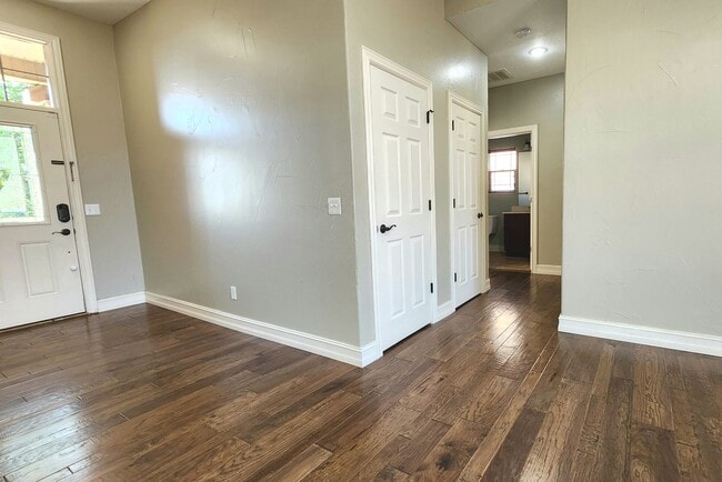 Building Photo - -NIXA- 5 bed 3 bath Home | TWO Large Maste...