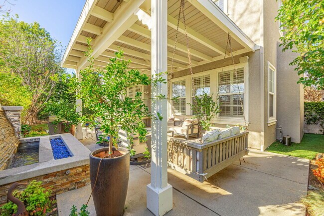 Building Photo - Refined Living in the Heart of Valencia