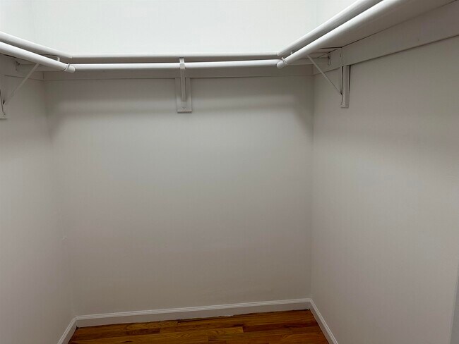 Building Photo - 8911 Riverside Pl