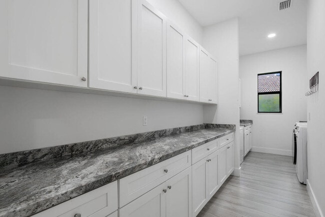 Building Photo - 1155 SW Bent Pine Cove