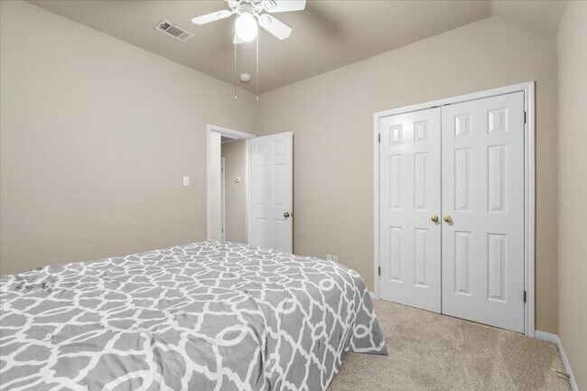 Building Photo - 920 Savanna Ln