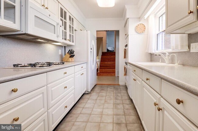 Building Photo - 8805 Honeybee Ln