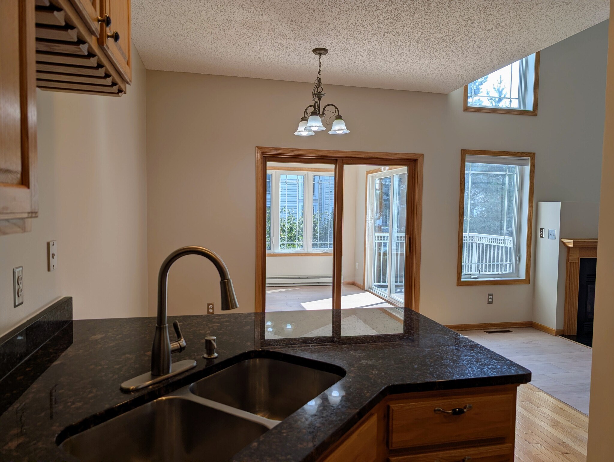 Building Photo - 594 Sutherland Dr