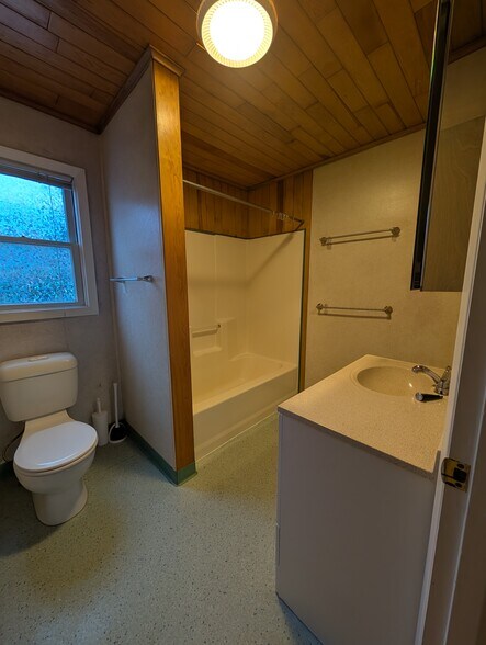 Building Photo - 2005 SE Taylor St