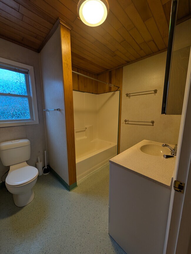 Building Photo - 2005 SE Taylor St