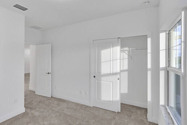 Building Photo - 585 Sanderling Cir