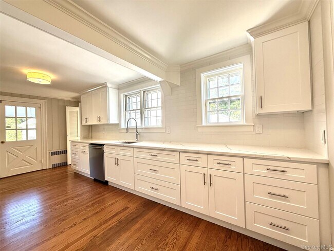 Building Photo - 35 La Rue Dr