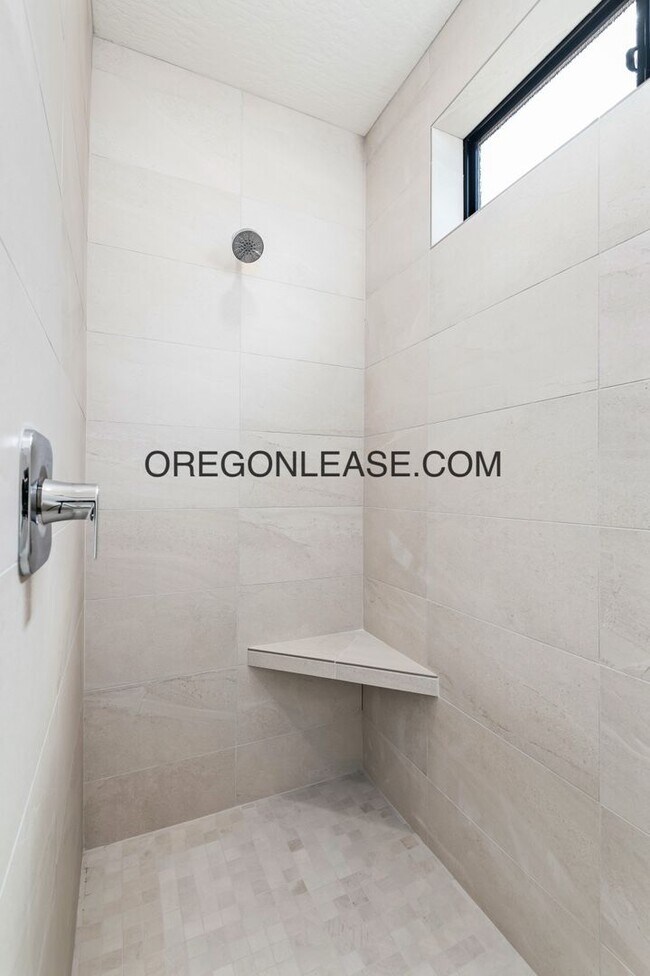 Building Photo - Gorgeous New Construction in Brand New Ven...