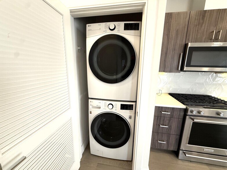 Building Photo - 24 Rush St