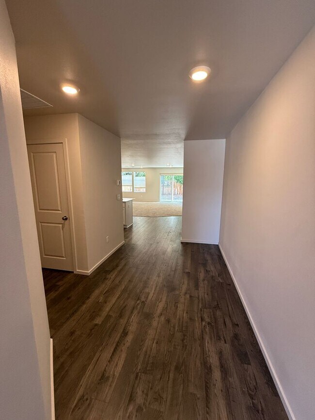Building Photo - Beautiful 3 Bedroom 2 Bathroom Home Available Now
