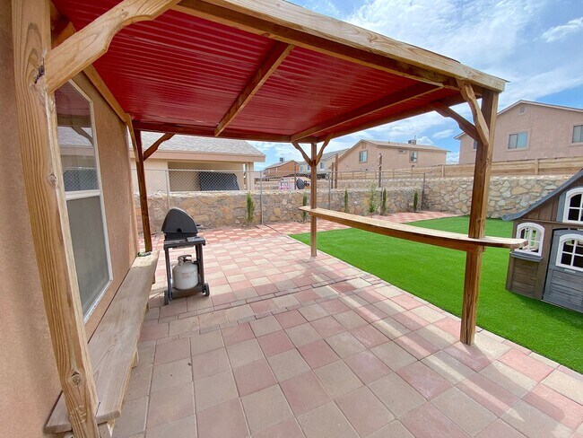 Building Photo - Northeast El Paso(Mesquite Hills 3bed with Refrig A/C and Solar Panels!