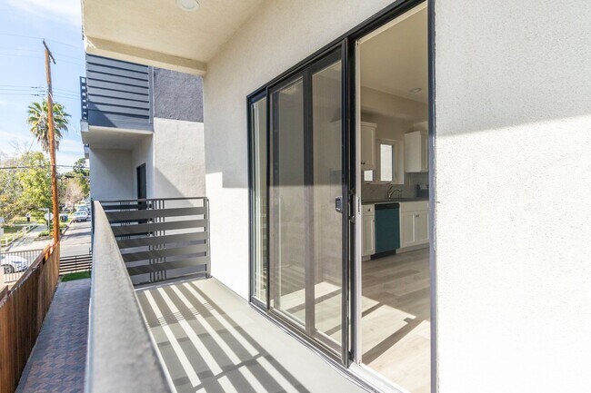 Building Photo - 5134 Riverton Ave