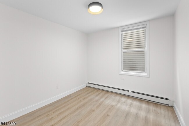 Building Photo - 676 Chestnut St