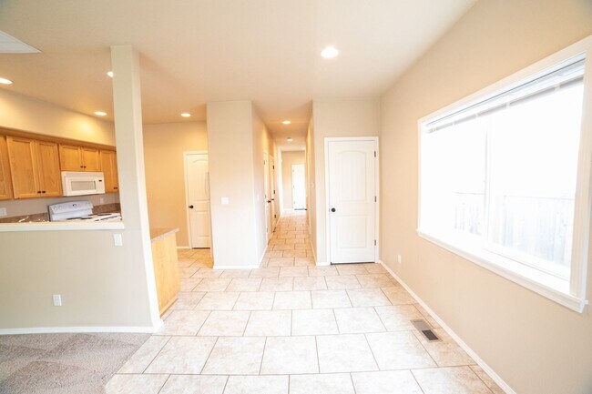 Building Photo - Newer Construction Townhome in Canby