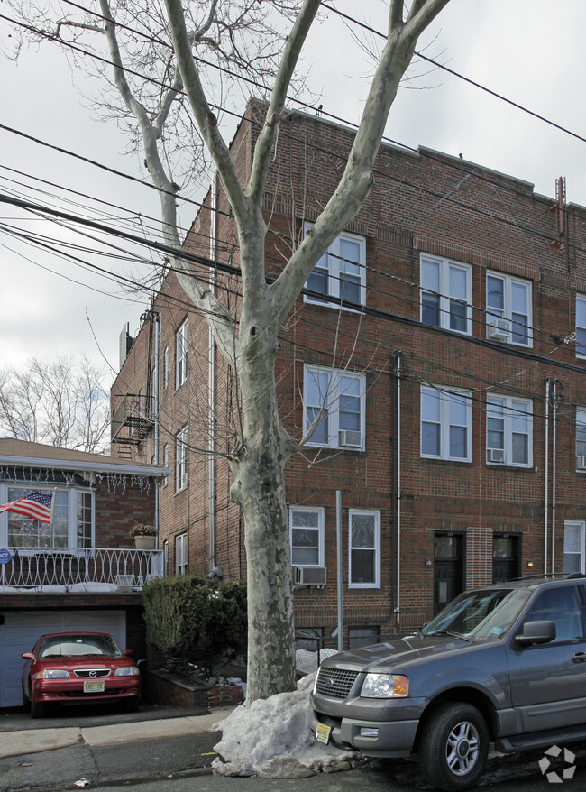 Primary Photo - 151 Roosevelt Ave