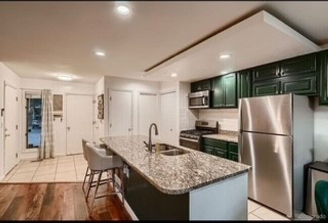 Building Photo - Spacious Townhome in Aurora