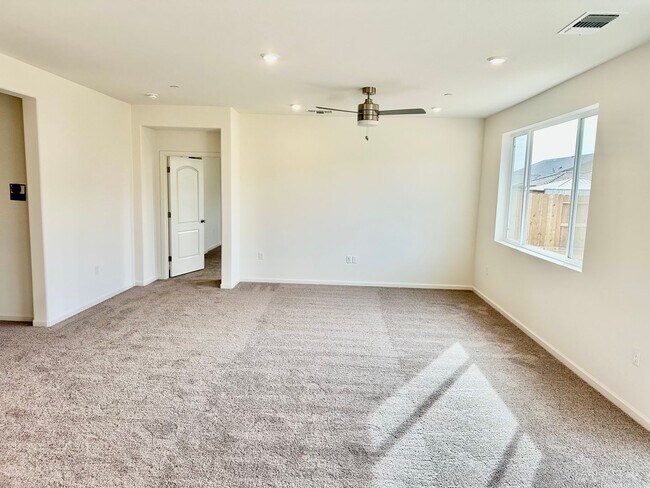 Building Photo - Lovely 4/2 Near Clovis East