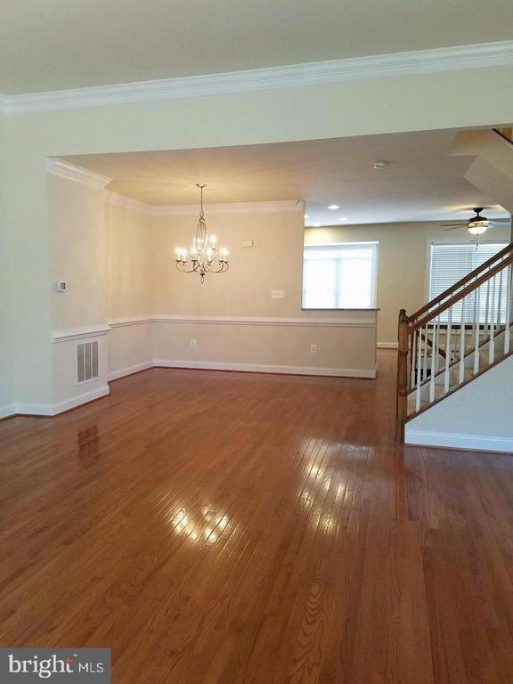 Building Photo - 5985 Meadow Brook Dr