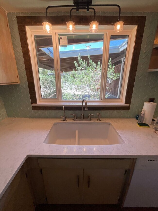 Building Photo - Eastside home with privacy on cul-de-sac