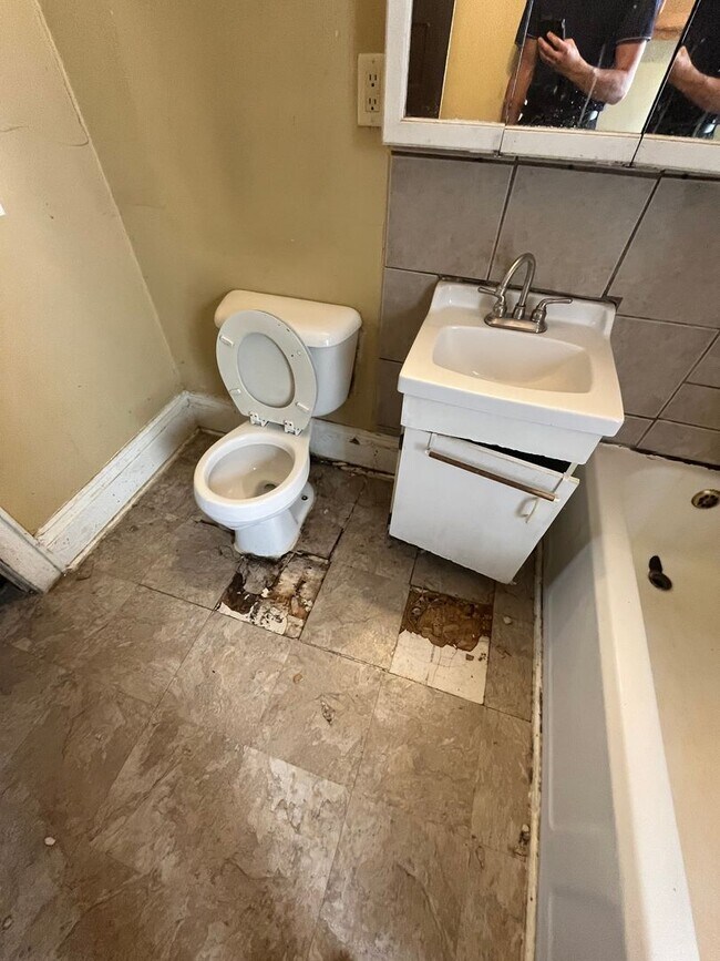 Building Photo - Spacious 2BR/1BA in Prime East Side Locati...