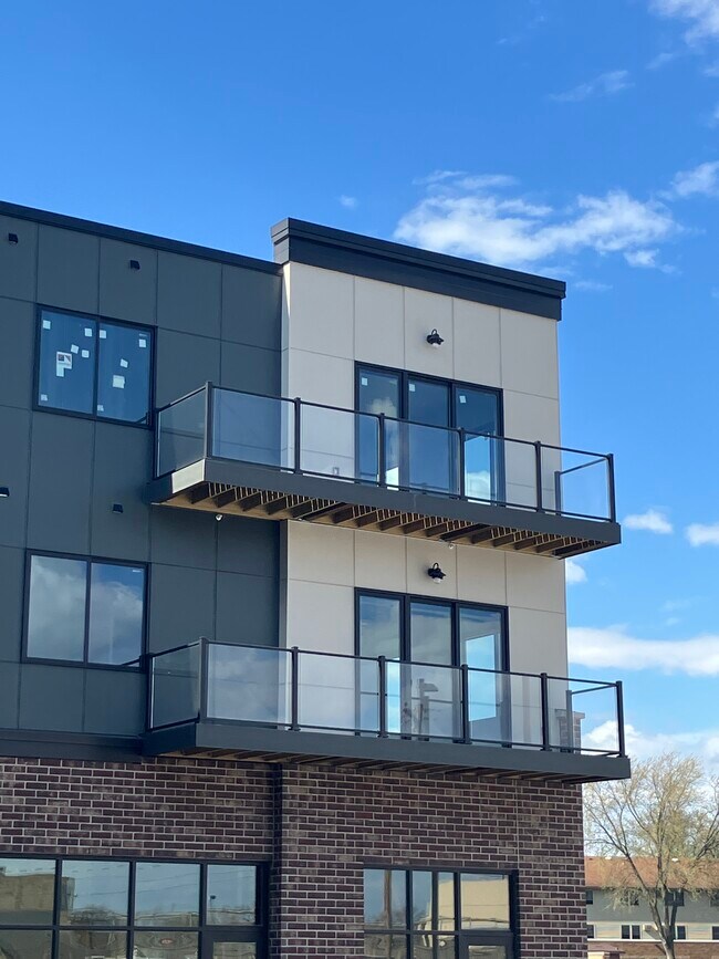 Building Photo - Brin