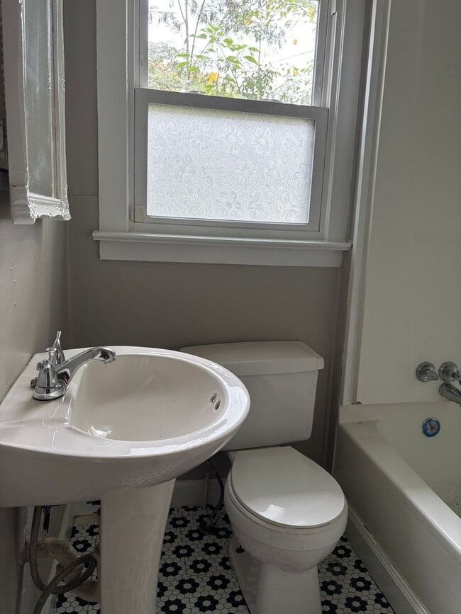 Building Photo - One Bedroom Duplex in Red Bank TN; Water & Sewer Included in Rent Price