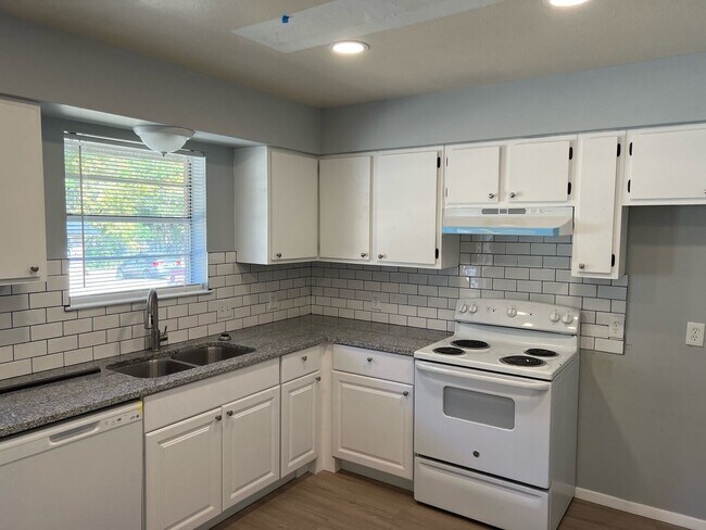 Building Photo - 2921-2921 Bernice Dr