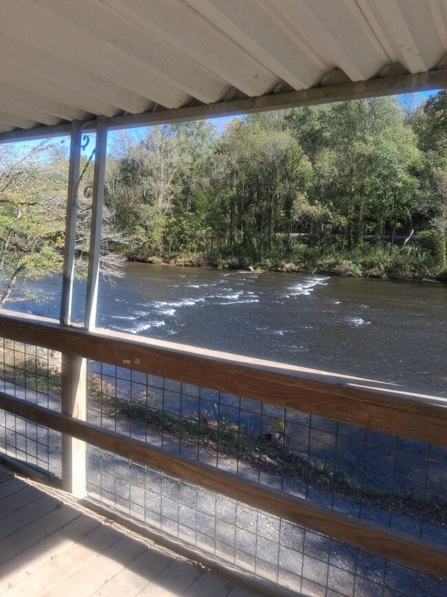 Building Photo - $1,800 - 2 Bedroom / 1 Bath Mobile Home Sitting on the Tuckasegee River
