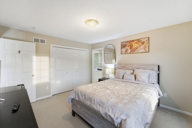 Building Photo - TIMELESS COMFORT!! 4 Bedroom, 4 Bathroom Home in Urbandale!