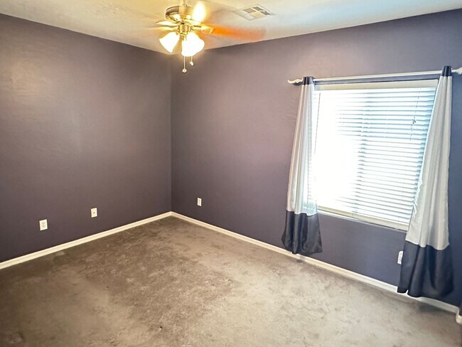 Building Photo - Single Story 3 Bed/2 Bathroom Home